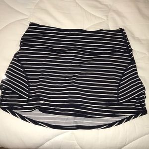 ATHLETA- tennis skort size small! Navy/white